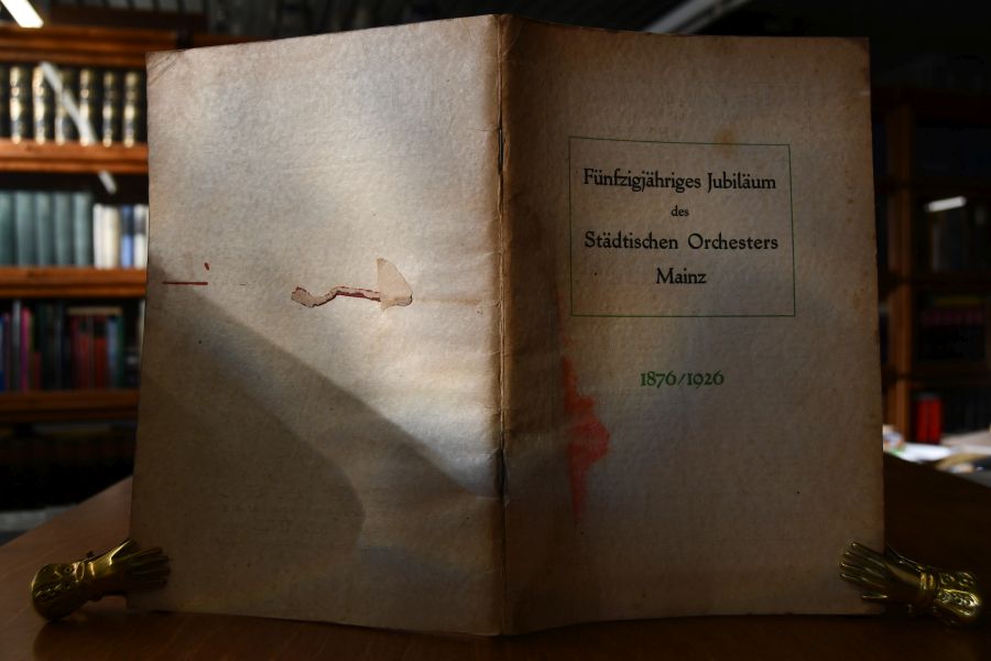 Festschrift zum fünfzigjährigen Jubiläum des Städtischen Orchesters Mainz 1876/1926.