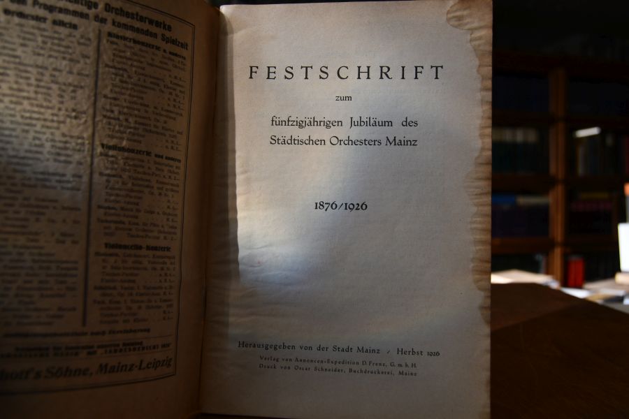 Festschrift zum fünfzigjährigen Jubiläum des Städtischen Orchesters Mainz 1876/1926.