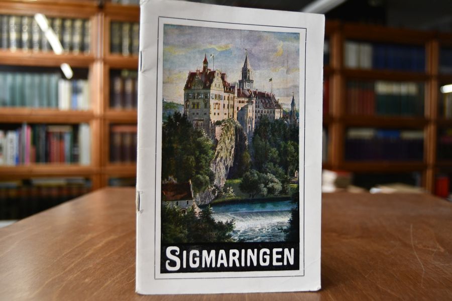 Führer von Sigmaringen und Umgebung mit Plänen der Stadt, der näheren Umgebung, des oberen Donautals und des Laucherttals.