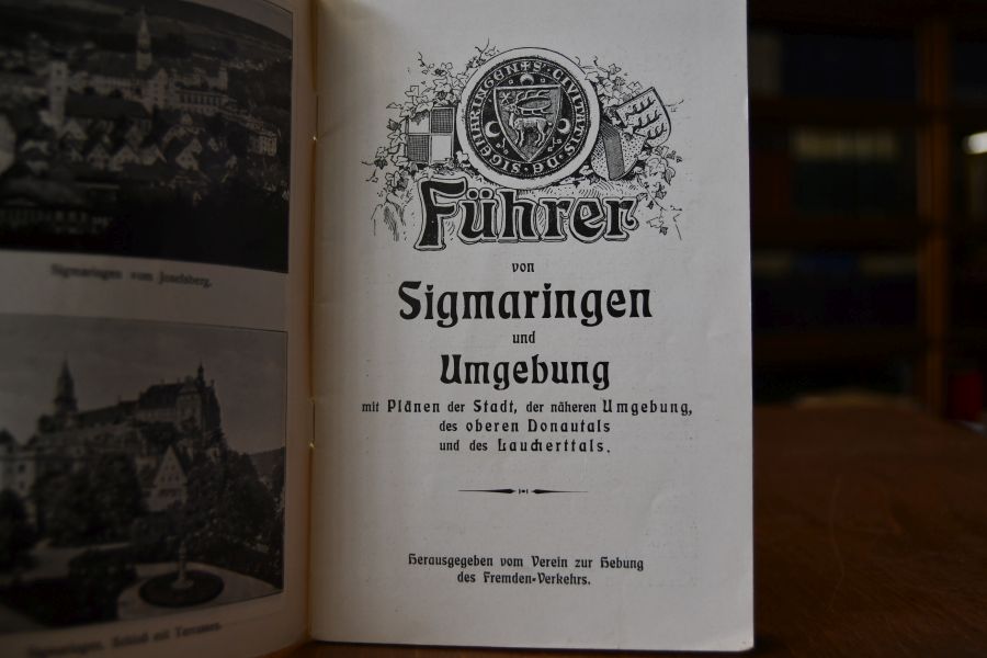 Führer von Sigmaringen und Umgebung mit Plänen der Stadt, der näheren Umgebung, des oberen Donautals und des Laucherttals.