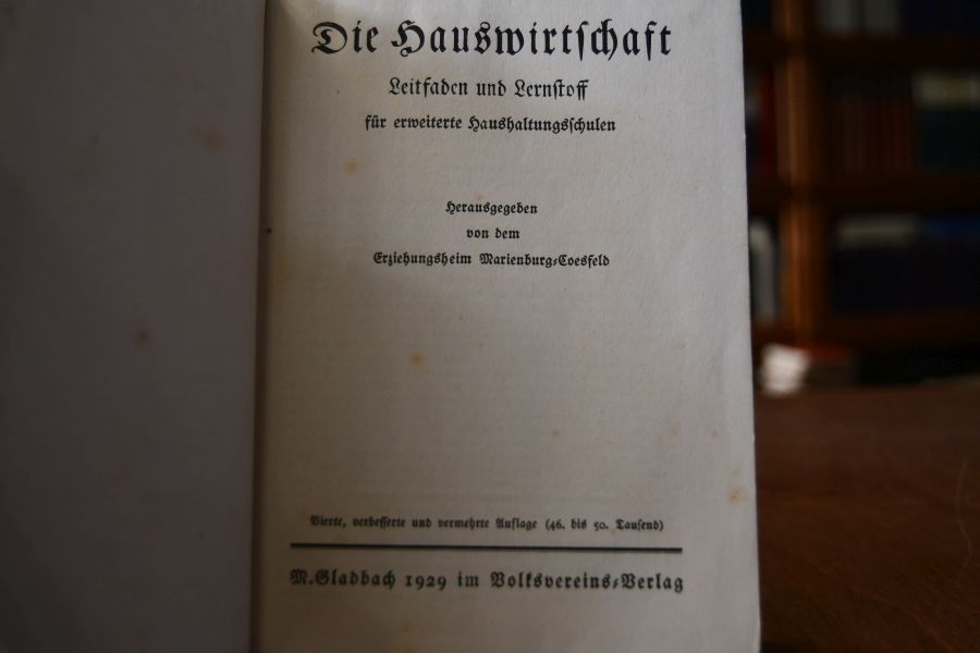 Die Hauswirtschaft. Leitfaden und Lernstoff für erweiterte Haushaltungsschulen.