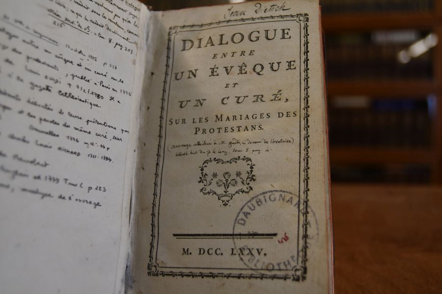 Dialogue entre un Eveque et un Cure, sur les Mariages des Protestans. Beigebunden 1. Charles-Louis Richard, Les Protestans deboutes de leurs Pretentions, Par les principes & les paroles memes du Cure, leur Apologiste, dans son Dialogue, avec un Eveque, sur leurs Mariages, Bruxelles, Bouchet, 1776, 64 S. 2. Charles-Louis Richard, L` intolerance eclairée, ou lettres critiques d`un vicaire à l`auteur de la brochure intitulée Les protestans déboutés de leurs prétentions, o.O., 198 S., 1777.