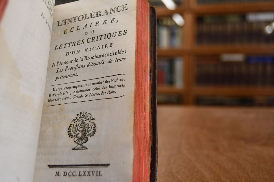 Dialogue entre un Eveque et un Cure, sur les Mariages des Protestans. Beigebunden 1. Charles-Louis Richard, Les Protestans deboutes de leurs Pretentions, Par les principes & les paroles memes du Cure, leur Apologiste, dans son Dialogue, avec un Eveque, sur leurs Mariages, Bruxelles, Bouchet, 1776, 64 S. 2. Charles-Louis Richard, L` intolerance eclairée, ou lettres critiques d`un vicaire à l`auteur de la brochure intitulée Les protestans déboutés de leurs prétentions, o.O., 198 S., 1777.