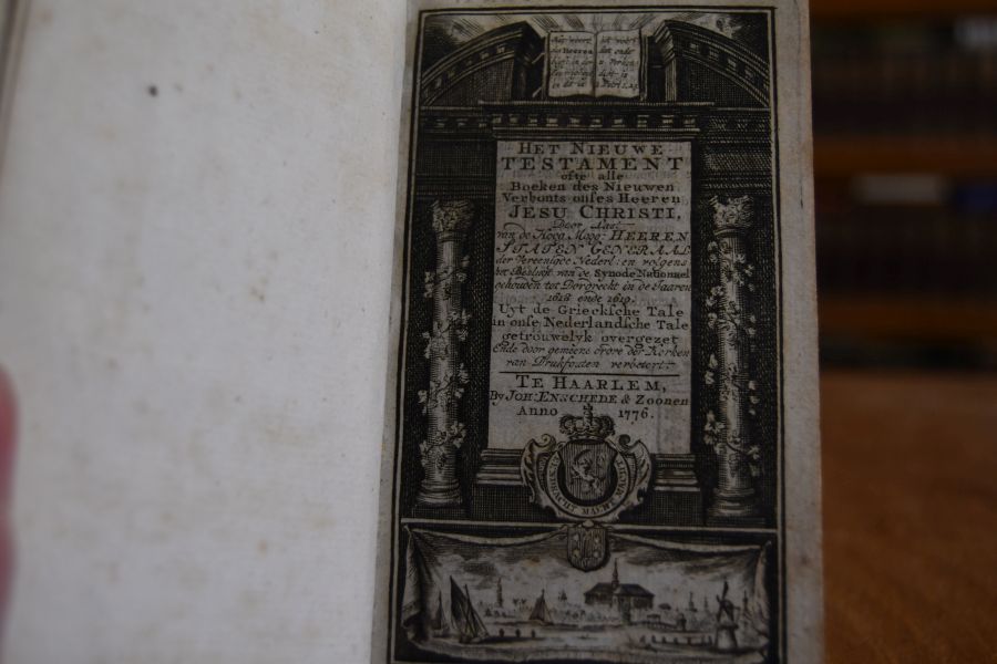 Het Nieuwe Testament ofte alle boeken des Nieuwen Verbonts onses Heeren Jesu Christi, door last van de hoog moog heeren Staten Generaal der Vereenigde Nederl. en volgens het besluyt van de Synode Nationael gehouden tot Dodrecht in de Jaaren 1618 ende 1619. uyt de Grieksche tale in onse Nederlandsche tale getrouwelyk overgezet ende ... van drukfouten verbetert angebunden Het Boek der Psalmen nevens de Gezangen.