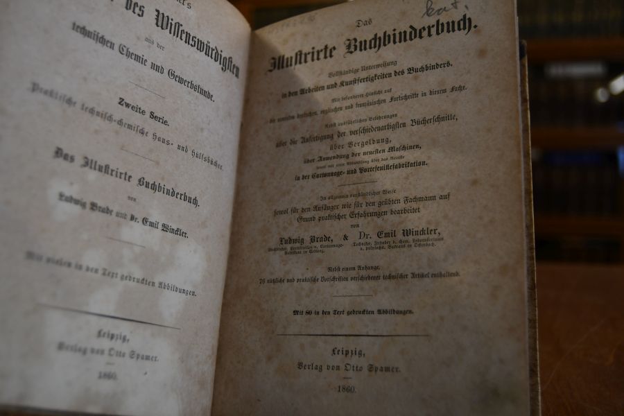 Das illustrierte Buchbinderbuch. Vollständige Unterweisung in den Arbeiten und Kunstfertigkeiten des Buchbinders. Mit besonderer Hinsicht auf die neuesten deutschen, englischen und französischen Fortschritte in diesem Fache. Nebst ausführlichen Belehrungen über die Anfertigung der verschiedenartigsten Bücherschnitte, über Vergoldung, über Anwendung der neuesten Maschinen, sowie mit einer Abhandlung über das Neueste in der Cartonnage- und Portefeuillefabrikation. In allgemein verständlicher Weise sowol für den Anfänger wie für den geübten Fachmann auf Grund praktischer Erfahrungen bearbeitet. Nebst einem Anhange, 76 nützliche und praktische Vorschriften verschiedener technischer Artikel enthaltend.