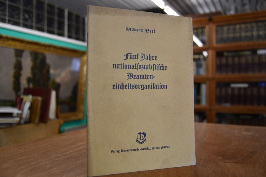 Fünf Jahre nationalsozialistische Beamteneinheitsorganisation.
