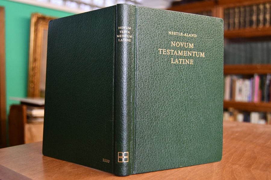 Novum testamentum Latine. Novam vulgatam Bibliorum sacrorum ed. secuti apparatibus titulisque additis ediderunt Kurt Aland et Barbara Aland una cum Inst. Studiorum Textus Novi Testamenti Monasteriensi (Westphalia).