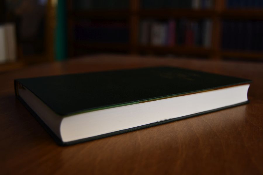 Novum testamentum Latine. Novam vulgatam Bibliorum sacrorum ed. secuti apparatibus titulisque additis ediderunt Kurt Aland et Barbara Aland una cum Inst. Studiorum Textus Novi Testamenti Monasteriensi (Westphalia).