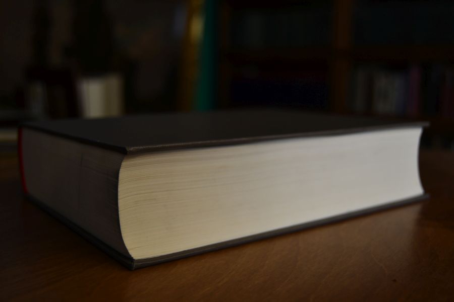 Novum testamentum Latine. Novam vulgatam Bibliorum sacrorum ed. secuti apparatibus titulisque additis ediderunt Kurt Aland et Barbara Aland una cum Inst. Studiorum Textus Novi Testamenti Monasteriensi (Westphalia).