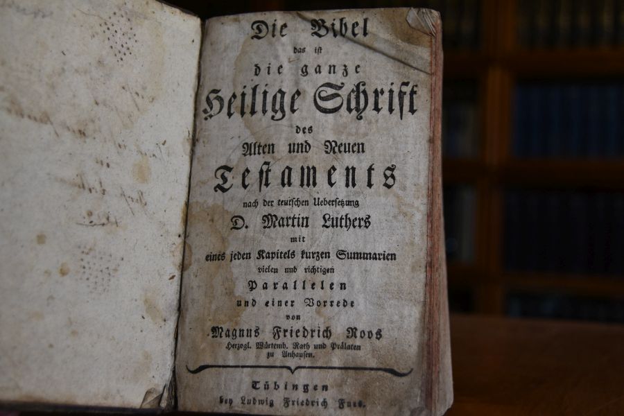 Die Bibel das ist die ganze Heilige Schrift des Alten und Neuen Testaments nach der teutschen Übersetzung D. Martin Luthers mit eines jeden Kapitels kurzen Summarien vielen und richtigen Parallelen und einer Vorrede von Magnus Friedrich Roos Herzogl. Würtemb. Rath und Prälaten zu Anhausen.