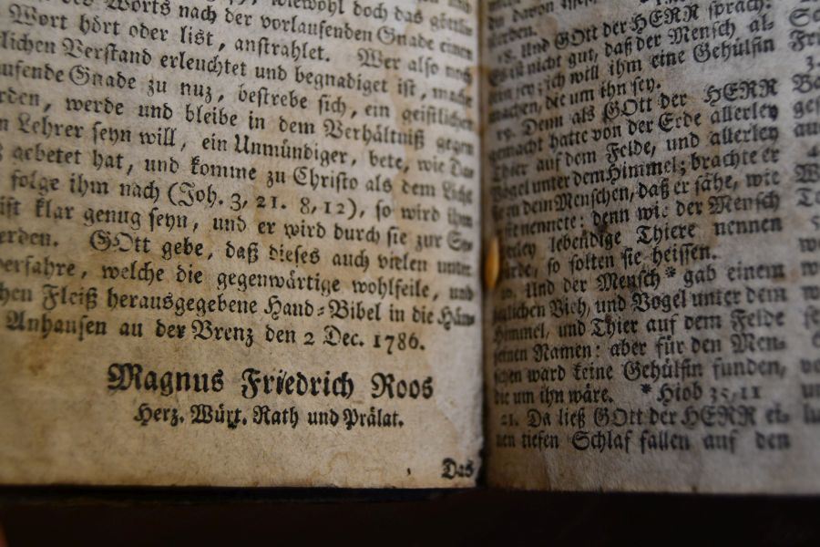 Die Bibel das ist die ganze Heilige Schrift des Alten und Neuen Testaments nach der teutschen Übersetzung D. Martin Luthers mit eines jeden Kapitels kurzen Summarien vielen und richtigen Parallelen und einer Vorrede von Magnus Friedrich Roos Herzogl. Würtemb. Rath und Prälaten zu Anhausen.
