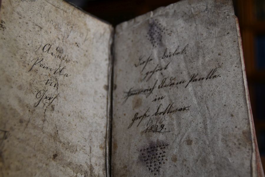 Die Bibel das ist die ganze Heilige Schrift des Alten und Neuen Testaments nach der teutschen Übersetzung D. Martin Luthers mit eines jeden Kapitels kurzen Summarien vielen und richtigen Parallelen und einer Vorrede von Magnus Friedrich Roos Herzogl. Würtemb. Rath und Prälaten zu Anhausen.