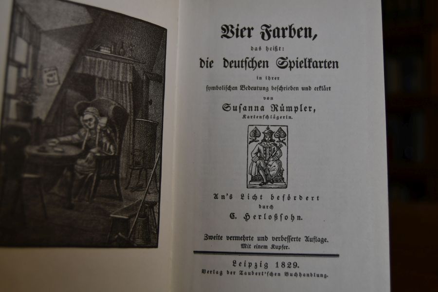 Vier Farben, das heisst, die deutschen Spielkarten in ihrer symbolischen Bedeutung beschrieben und erklärt von Susanna Rümpler. Ans Licht befördert durch C. Herlosssohn