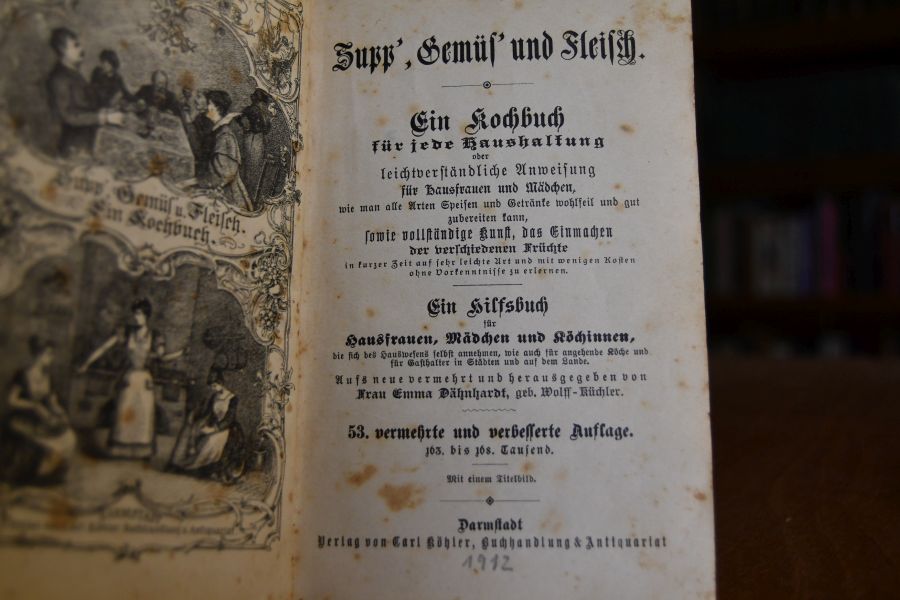 Supp`, Gemüs` und Fleisch. Ein Kochbuch für jede Haushaltung oder leichtverständliche Anweisung für Hausfrauen und Mädchen, wie man alle Arten Speisen und Getränke wohlfeil und gut zubereiten kann, sowie vollständige Kunst, das Einmachen der verschiedenen Früchte in kurzer Zeit auf sehr leichte Art und mit wenigen Kosten ohne Vorkenntnisse zu erlernen. Ein Hilfsbuch für Hausfrauen, Mädchen und Köchinnen, die sich selbst des Hauswesens annehmenb, wie auch für angehende Köche und für Gasthalter in Städten und auf dem Kande.