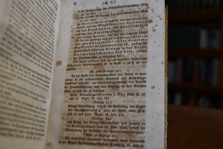 Die Königlich Württembergische Brand-Schadens-Versicherungs-Ordnung für Gebäude, vom 17. December 1807, mit Anmerkungen, betreffend die durch neuere Gesetze, Verordnungen und Normalien erfolgten Abänderungen, Ergänzungen und Erläuterungen, ferner mit einem die Brandschadens-Versicherungs-Haupt-Kasse betreffenden Anhang, einer chronologischen Übersicht über die neueren Gesetze und Verordnungen etc. und sechs und sechzig Beilagen; endlich mit einem alphabetischen Sachregister.