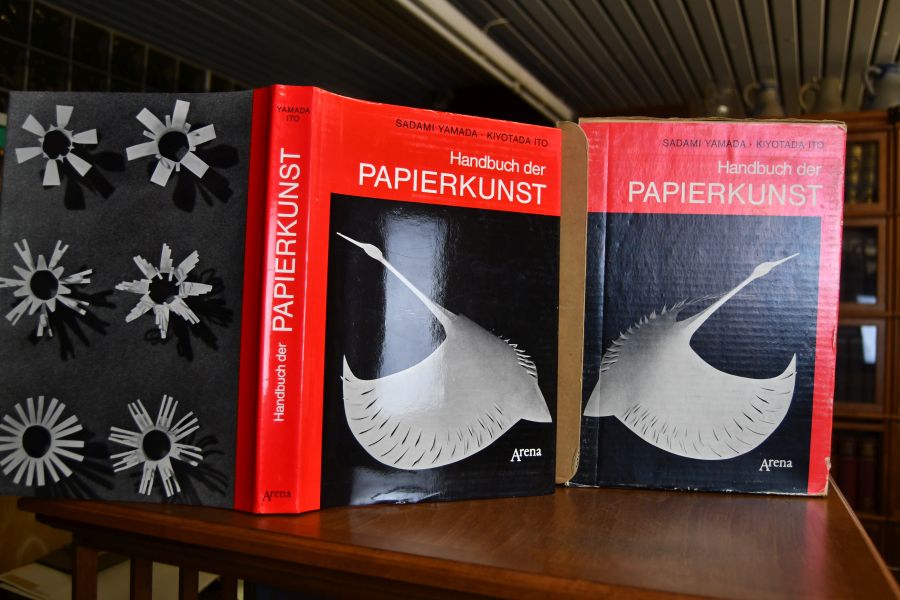 Handbuch der Papierkunst. Anleitung und Beispiele zum kunsthandwerklichen Arbeiten mit Papier.