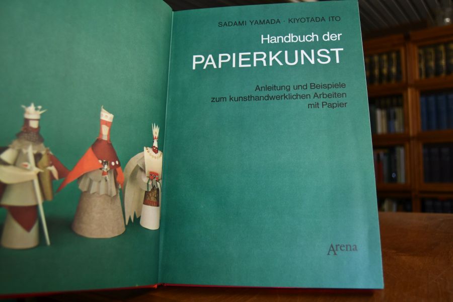 Handbuch der Papierkunst. Anleitung und Beispiele zum kunsthandwerklichen Arbeiten mit Papier.