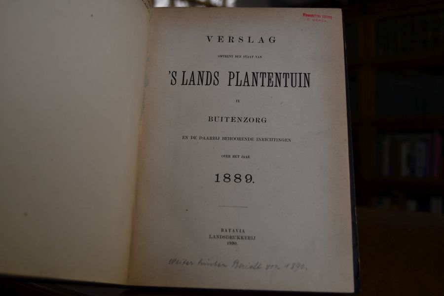 Verslag omtrent den staat van `s Lands plantentuin te Buitenzorg en der daarbij behoorende inrichtingen over het jaar 1889. Beigebunden dasselbe für das Jahr 1890.