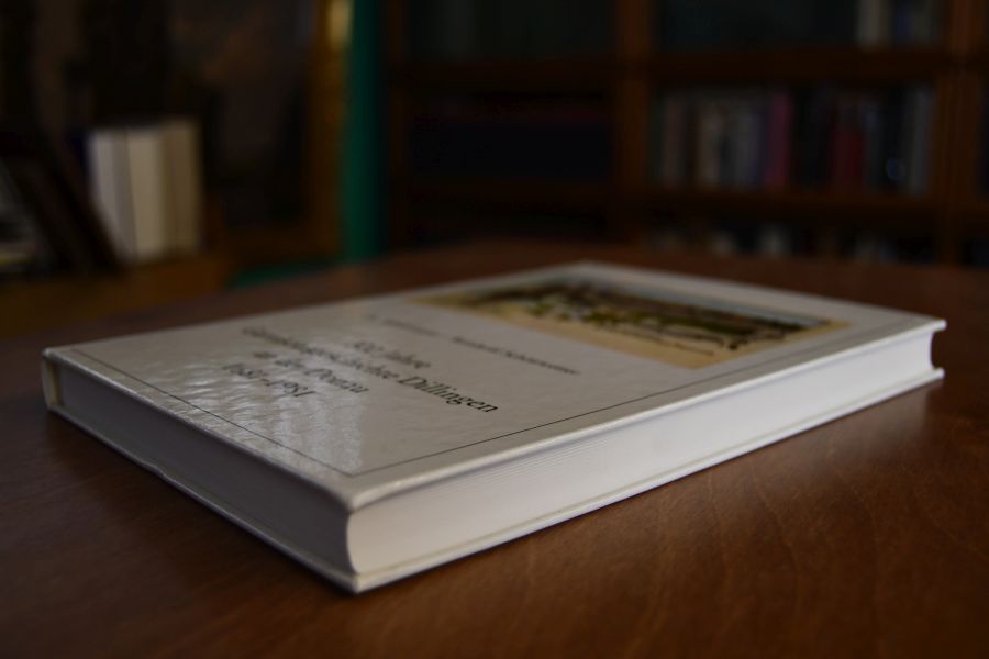 300 Jahre Garnisionsgeschichte Dillingen an der Donau 1681-1981 mit einer "Hygienisch statistischen Beschreibung des Garnisions-Ortes" aus dem Jahre 1890, bearbeitet von Hannelore Kunz und Albrecht A. Gribl.
