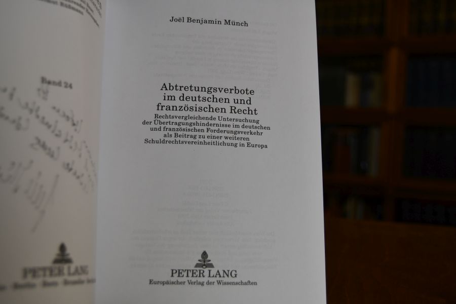 Abtretungsverbote im deutschen und französischen Recht. Rechtsvergleichende Untersuchung der Übertragungshindernisse im deutschen und französischen Forderungsverkehr als Beitrag zu einer weiteren Schuldrechtsvereinheitlichung in Europa.