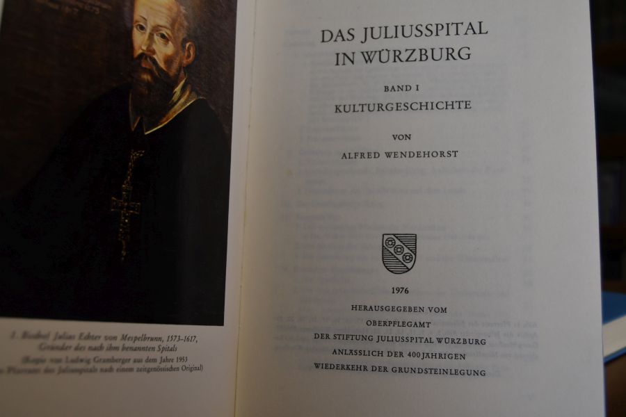 Das Juliusspital in Würzburg. 2 Bde. (komplett). Band 1 Kulturgeschichte, Band Rechts- und Vermögensverhältnisse.