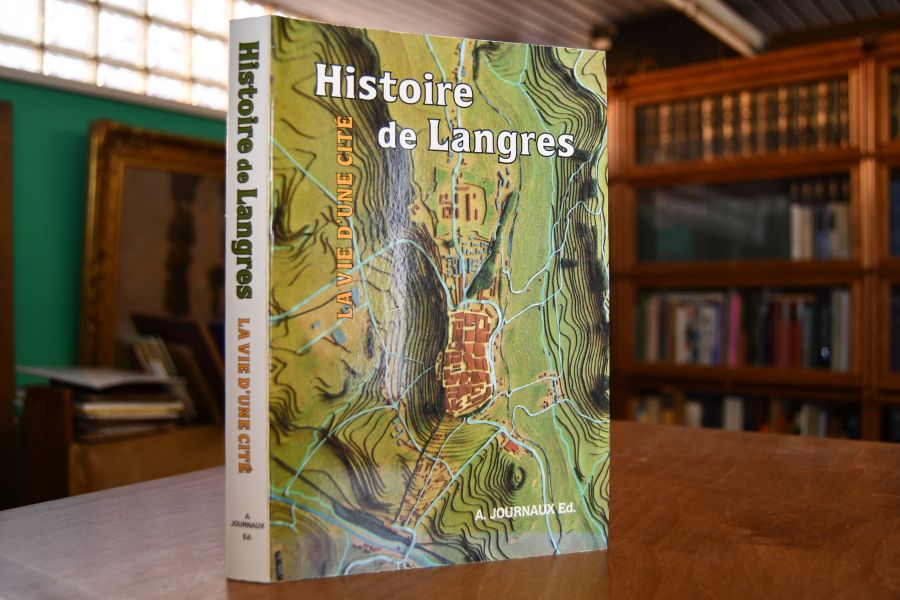 Histoire de Langres des origines a nos jours. La vie d`une cite.