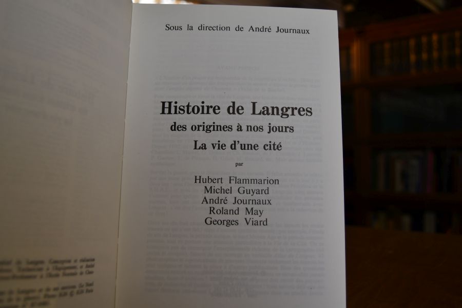 Histoire de Langres des origines a nos jours. La vie d`une cite.