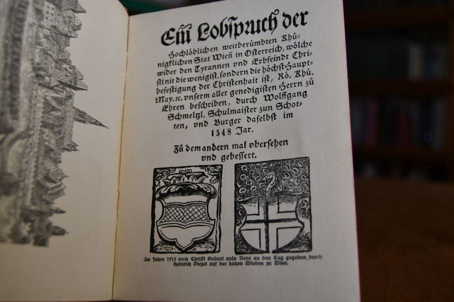Ein Lobspruch der Hochlöblichen weitberümbten Khünigklichen Stat Wien in Österreich, wölche wider den Tyrannen und Erbfeindt Christi nit die wenigist, sondern die höchst Hauptbefestigung der Christenheit ist, Rö. Khü. May. etc. unserm aller genedigsten Herrn zu Ehren beschriben, durch Wolffgang Schmeltzl, Schulmaister zun Schotten, und Burger daselbst im 1548 Jar. Beigebunden Lebensgeschichte Schmeltzls 44 S. mit Abb.