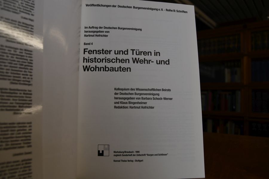 Fenster und Türen in historischen Wehr- und Wohnbauten.