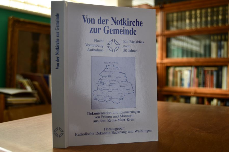 Von der Notkirche zur Gemeinde. Flucht, Vertreibung, Aufnahme. Ein Rückblick nach 50 Jahren. Dokumentation und Erinnerungen von Frauen und Männern aus dem Rems-Murr-Kreis.
