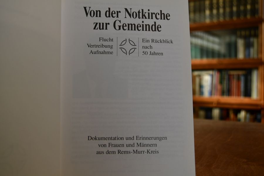 Von der Notkirche zur Gemeinde. Flucht, Vertreibung, Aufnahme. Ein Rückblick nach 50 Jahren. Dokumentation und Erinnerungen von Frauen und Männern aus dem Rems-Murr-Kreis.