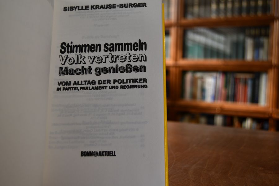 Stimmen sammeln, Volk vertreten, Macht geniessen. Vom Alltag der Politiker in Partei, Parlament und Regierung.