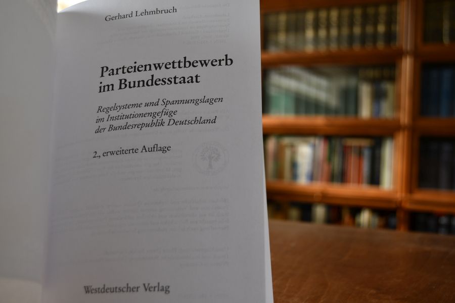 Parteienwettbewerb im Bundesstaat. Regelsysteme und Spannungslagen im Institutionengefüge der Bundesrepublik Deutschland.