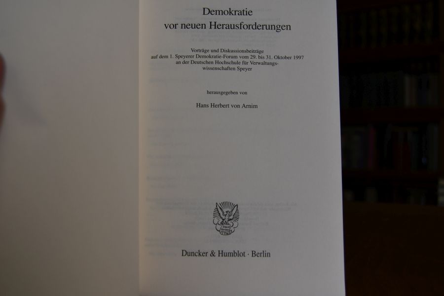 Demokratie vor neuen Herausforderungen. Vorträge und Diskussionsbeiträge auf dem 1. Speyerer Demokratie-Forum vom 29. bis 31. Oktober 1997 an der Deutschen Hochschule für Verwaltungswissenschaften Speyer.
