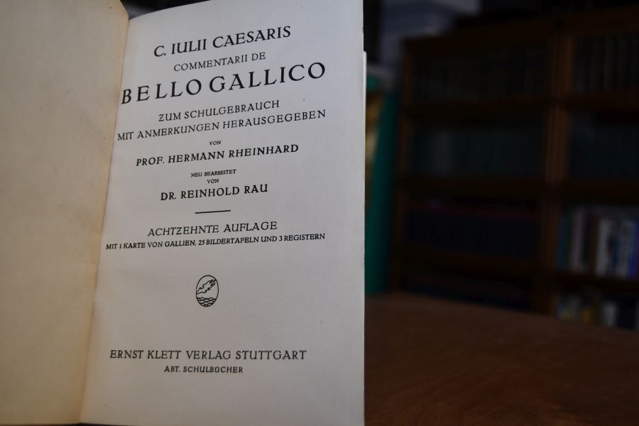 C. Iulii Caesaris Commentarii de Bello Gallico. Zum Schulgebrauch mit Anmerkungen herausgegeben von Hermann Rheinhard. Neu bearbeitet von Reinhold Rau.