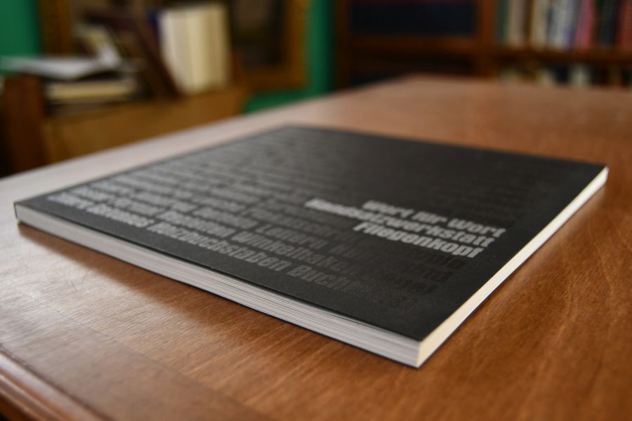 Wort für Wort. Handpressendrucke und TypoGrafiken von Christa Schwarztrauber.