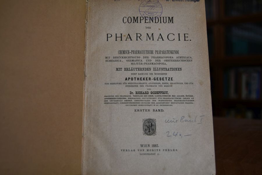 Compendium der Pharmacie. Chemisch-Pharmaceutische Präparatenkunde. Mit Berücksichtigung der Pharmacopea Austriaca, Hungarica, Germanica und der Oesterreichischen Militär-Pharmacopea. Mit erläuternden Illustrationen nebst DSammlung der wichtigsten Apotheker-Gesetze zum Gebrauch für Medicinalbeamte, Apotheker, Ärzte, Drogisten und für Studierende der Pharmacie und Medicin. Bd. 1 (von 2) apart.