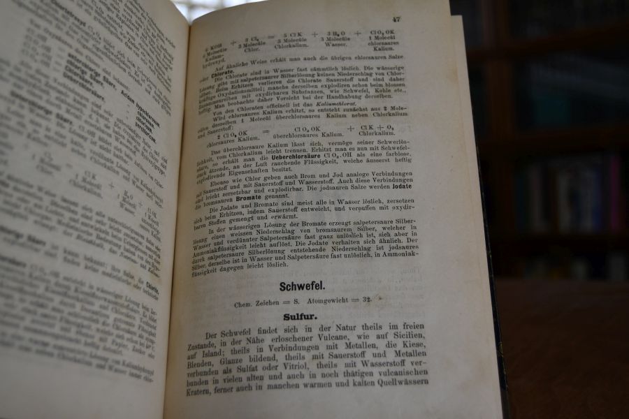 Compendium der Pharmacie. Chemisch-Pharmaceutische Präparatenkunde. Mit Berücksichtigung der Pharmacopea Austriaca, Hungarica, Germanica und der Oesterreichischen Militär-Pharmacopea. Mit erläuternden Illustrationen nebst DSammlung der wichtigsten Apotheker-Gesetze zum Gebrauch für Medicinalbeamte, Apotheker, Ärzte, Drogisten und für Studierende der Pharmacie und Medicin. Bd. 1 (von 2) apart.