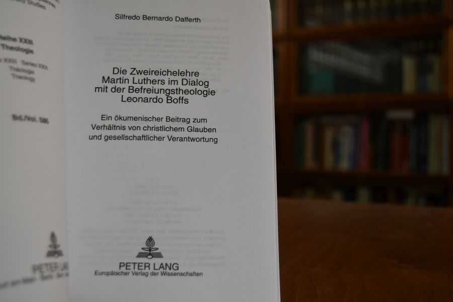 Die Zweireichelehre Martin Luthers im Dialog mit der Befreiungstheologie Leonardo Boffs. Ein ökumenischer Beitrag zum Verhältnis von christlichem Glauben und gesellschaftlicher Verantwortung.