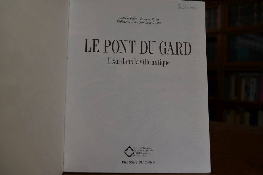 Le Pont du Gard. L`eau dans la ville antique.
