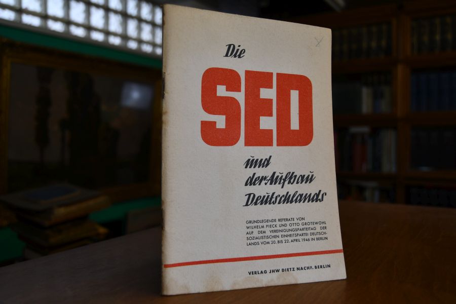 Die SED und der Aufbau Deutschlands. Grundlegende Referate von Wilhelm Pieck und Otto Grotewohl auf dem Vereinigungsparteitag der SED vom 20. bis 22. April 1946 in Berlin.