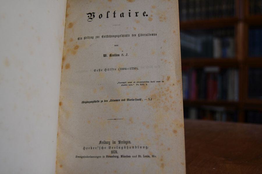 Voltaire. Ein Beitrag zur Entstehungsgeschichte des Liberalismus. 2 Hälften in einem Band.