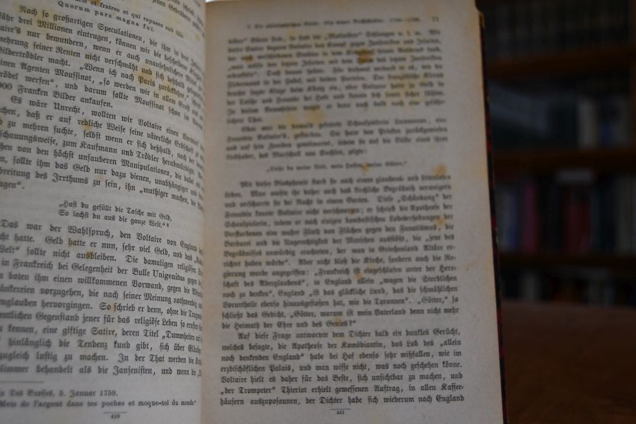 Voltaire. Ein Beitrag zur Entstehungsgeschichte des Liberalismus. 2 Hälften in einem Band.