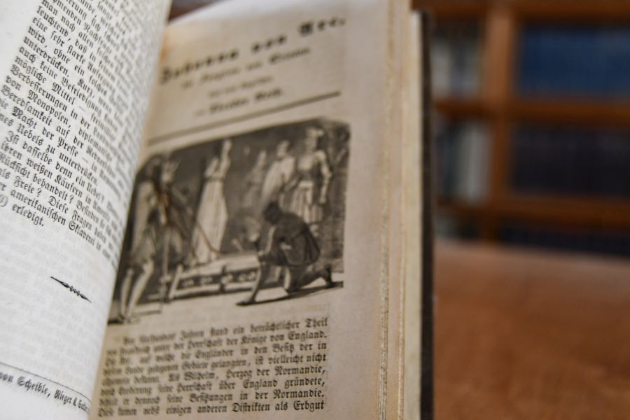 Sammelband von 4 Schriften von Theodor Roth aus den Wochenblättern für das geistige und materielle Wohl des deutschen Volkes. Enthält Die große Pest in London, Die Camisarden, Die Geschichte des Sklavenhandels, Johanna von Arc, die Jungfrau von Orleans.