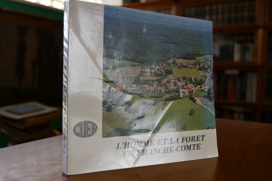 Connaissance de la Franche-Compte. L`homme et la foret en Franche-Compte.