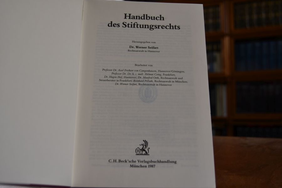 Handbuch des Stiftungsrechts.