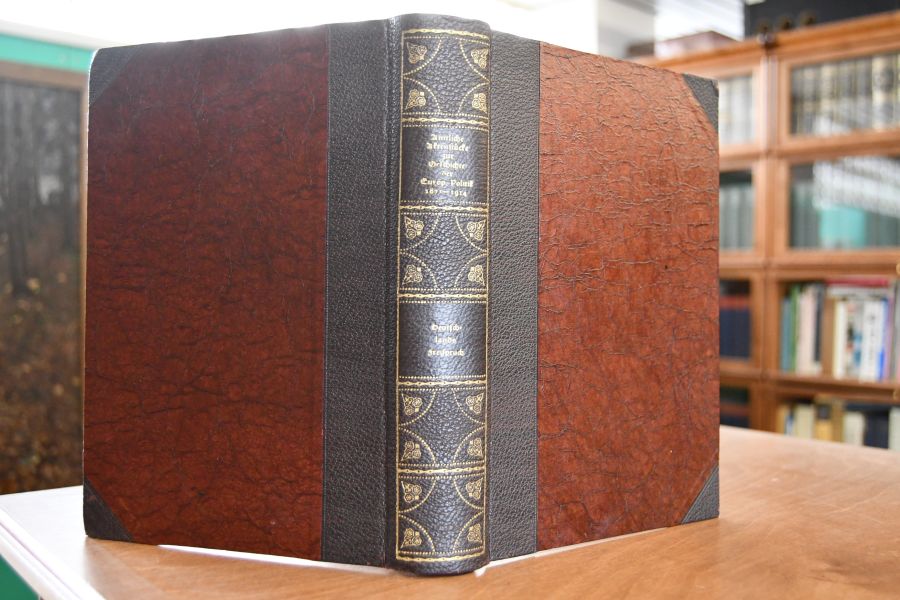 Kommentar. Deutschlands Freispruch von der Schuld am Kriege. Aus den belgischen Diplomatenberichten der Jahre 1871-1914 nachgewiesen. Beigebunden Bernhard Sc hwertfeger, Poincare und die Schuld am Kriege, Nach Poincares Vorträgen in der "Societe des Conferences", Berlin, 1921, 118 S.; Bernhard Schwertfeger, Der "Tiger", Die Kriegsreden Georges Clemenceaus, Berlin, 1921, 185 S.