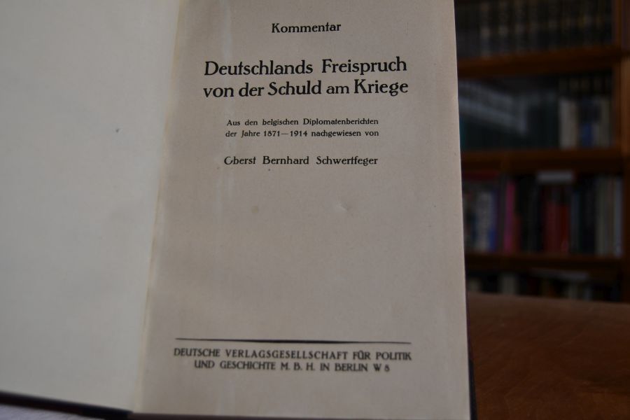 Kommentar. Deutschlands Freispruch von der Schuld am Kriege. Aus den belgischen Diplomatenberichten der Jahre 1871-1914 nachgewiesen. Beigebunden Bernhard Sc hwertfeger, Poincare und die Schuld am Kriege, Nach Poincares Vorträgen in der "Societe des Conferences", Berlin, 1921, 118 S.; Bernhard Schwertfeger, Der "Tiger", Die Kriegsreden Georges Clemenceaus, Berlin, 1921, 185 S.