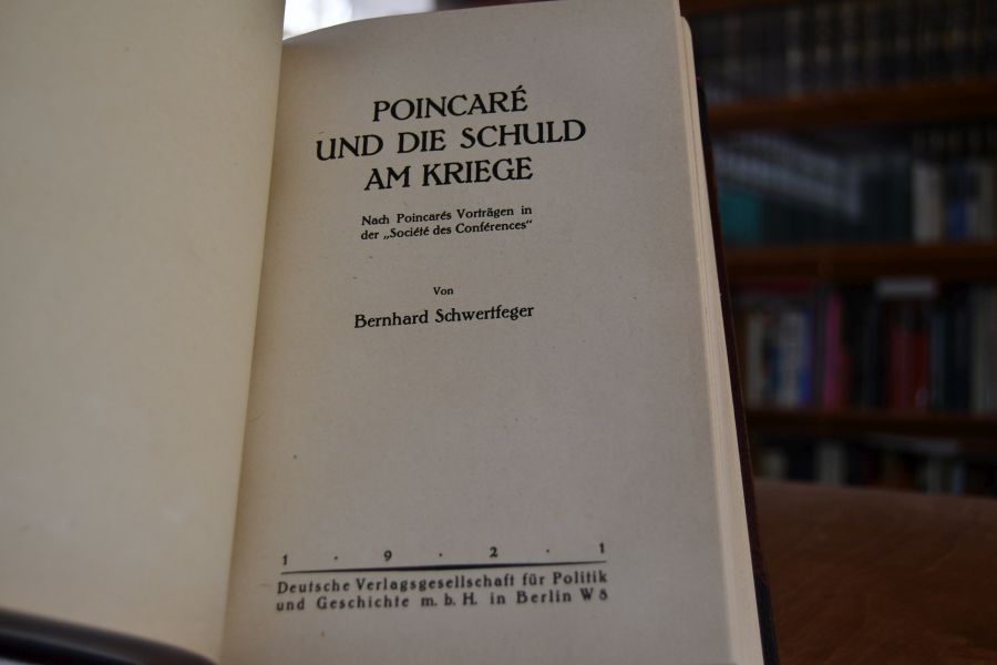 Kommentar. Deutschlands Freispruch von der Schuld am Kriege. Aus den belgischen Diplomatenberichten der Jahre 1871-1914 nachgewiesen. Beigebunden Bernhard Sc hwertfeger, Poincare und die Schuld am Kriege, Nach Poincares Vorträgen in der "Societe des Conferences", Berlin, 1921, 118 S.; Bernhard Schwertfeger, Der "Tiger", Die Kriegsreden Georges Clemenceaus, Berlin, 1921, 185 S.
