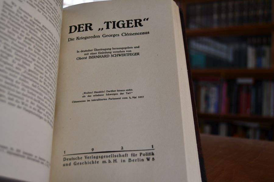 Kommentar. Deutschlands Freispruch von der Schuld am Kriege. Aus den belgischen Diplomatenberichten der Jahre 1871-1914 nachgewiesen. Beigebunden Bernhard Sc hwertfeger, Poincare und die Schuld am Kriege, Nach Poincares Vorträgen in der "Societe des Conferences", Berlin, 1921, 118 S.; Bernhard Schwertfeger, Der "Tiger", Die Kriegsreden Georges Clemenceaus, Berlin, 1921, 185 S.